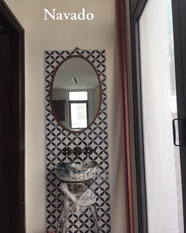 Oval bathroom mirror with gold border