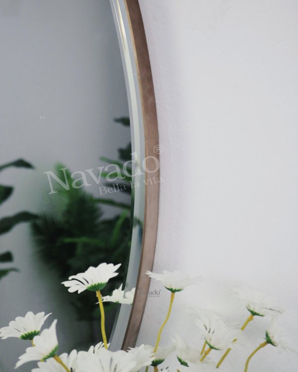 WALL MAKEUP MIRROR WITH BASIC ELIP DESIGN