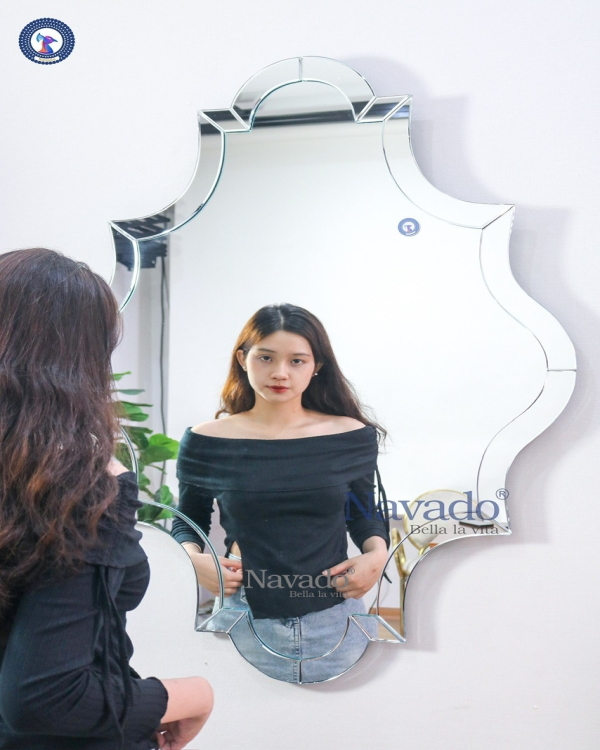 Ideas for installing artistic full-length bathroom mirrors
