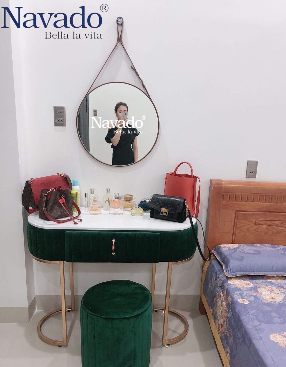 Round leather makeup mirror