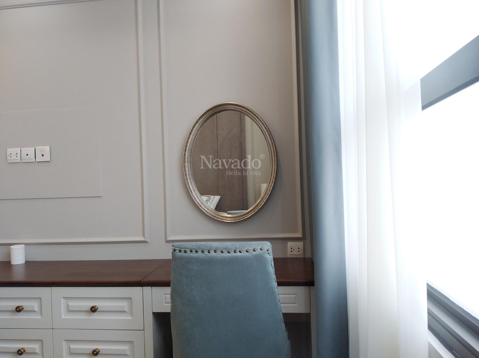 Decorate-living-room-classic- mirror