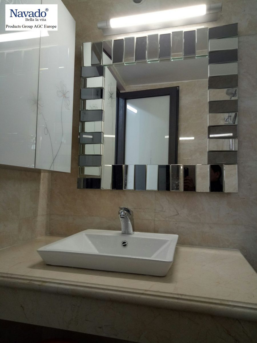 the-word-mirror-decorate-bathroom