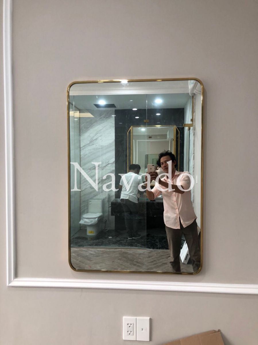 gold-frame-rectnagle-decorate-mirror