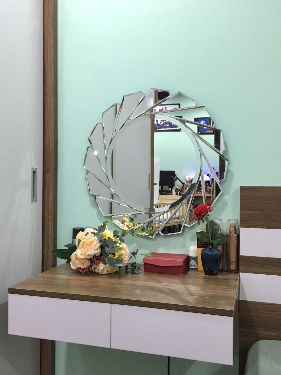 diana-makeup-mirror