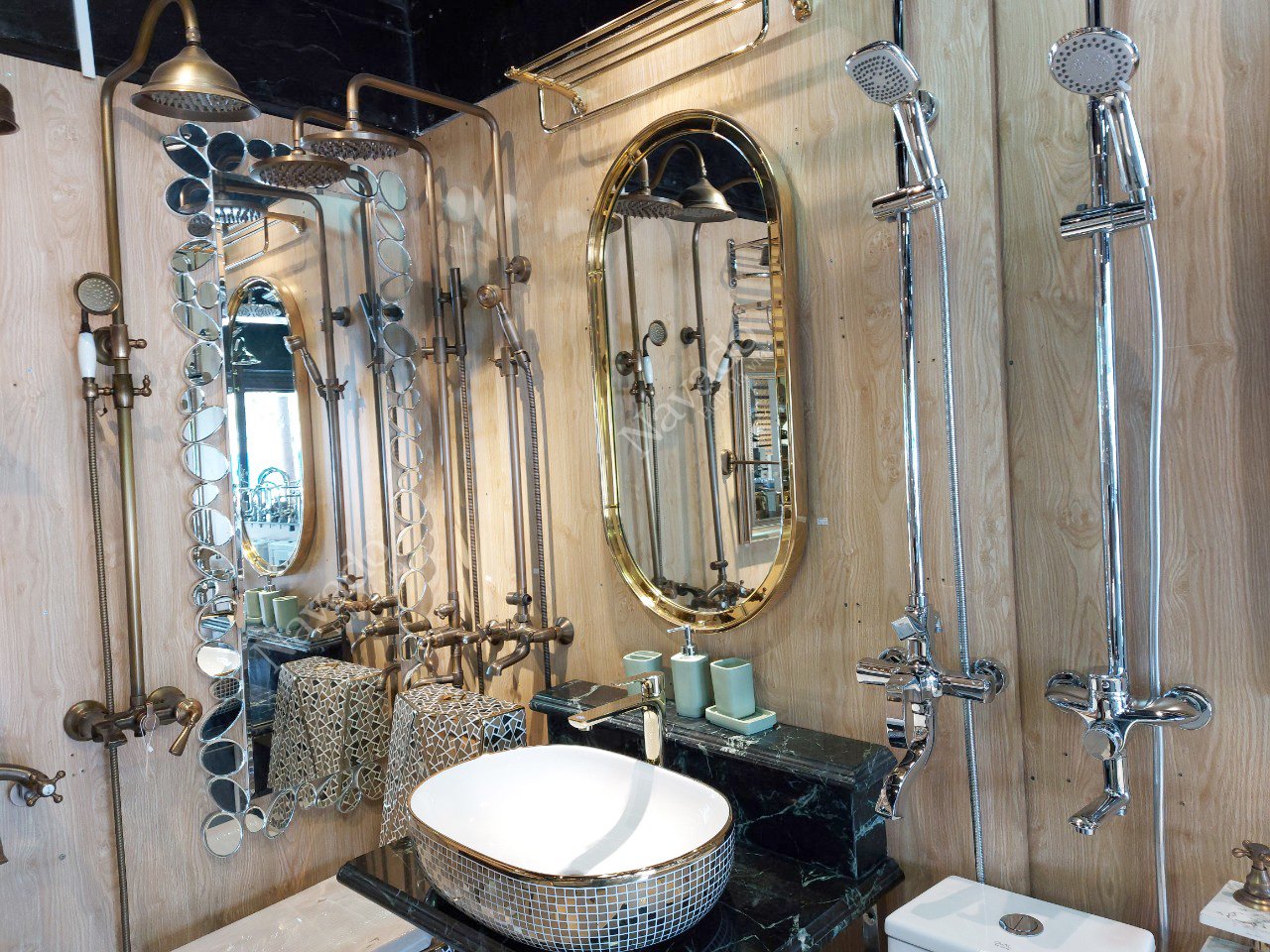 gold-luxury-decorate-batroom-mirror
