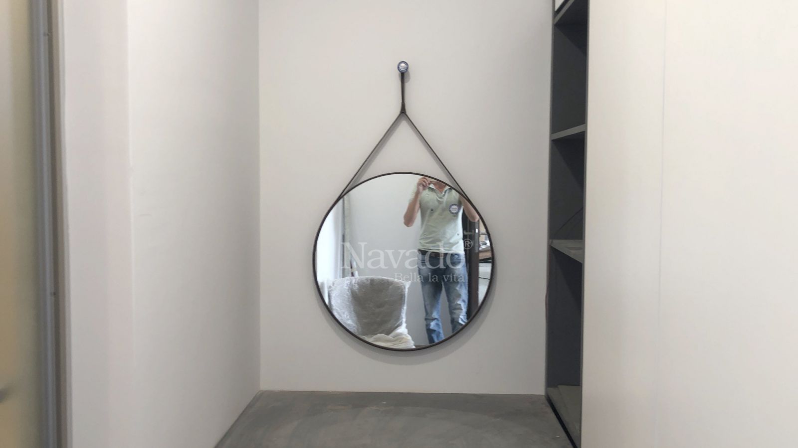 round-modern-leather-strap-makeup-mirror