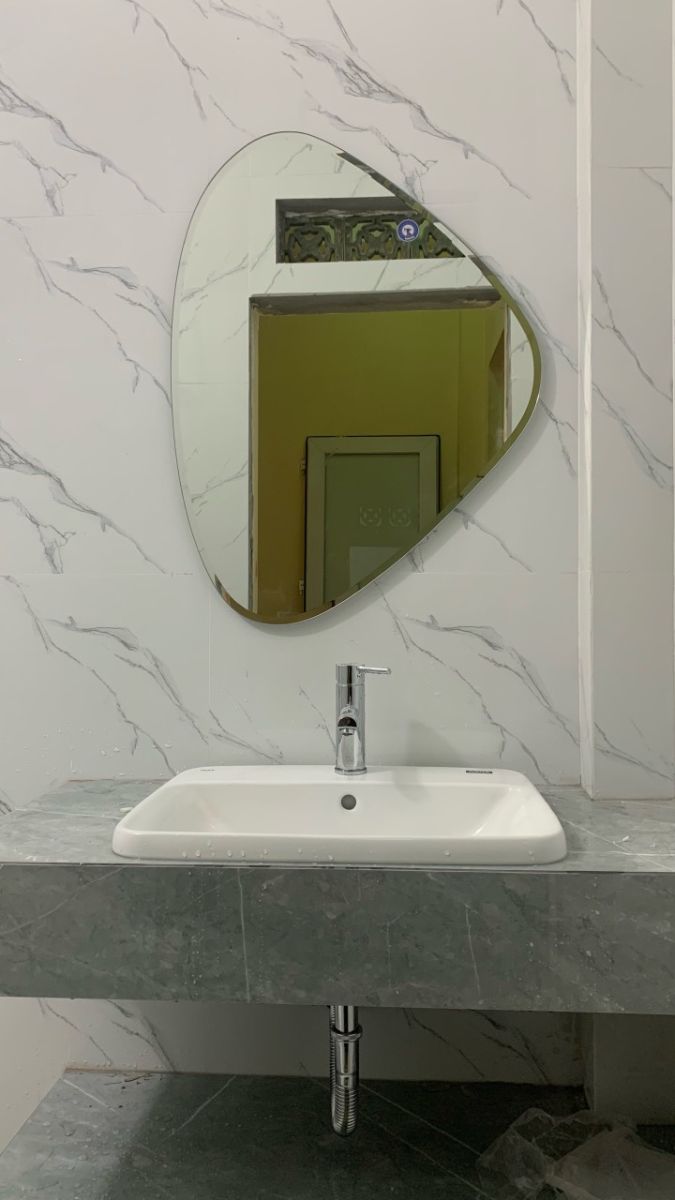 Artistic beveled wall-mounted bathroom mirror
