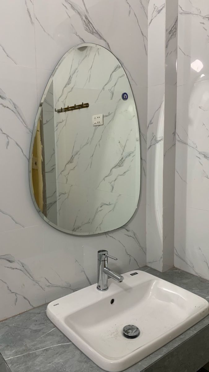 Artistic egg-shaped wall-mounted bathroom mirror