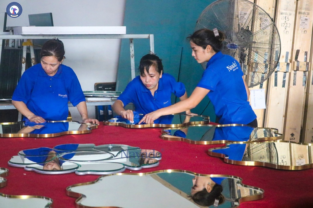 Production of high-end interior decorative mirrors