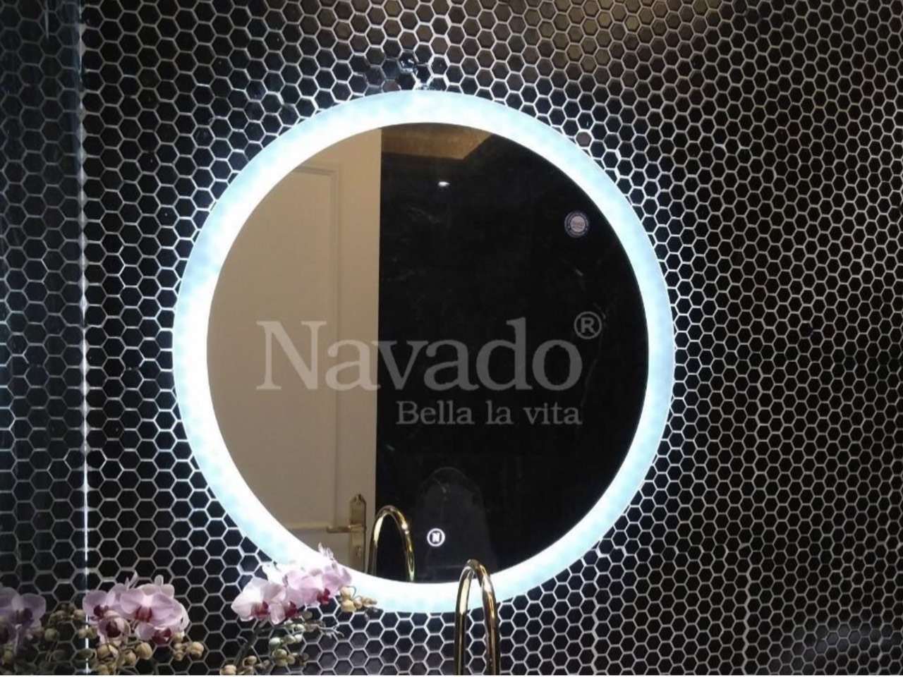 Round LED bathroom wall mirror