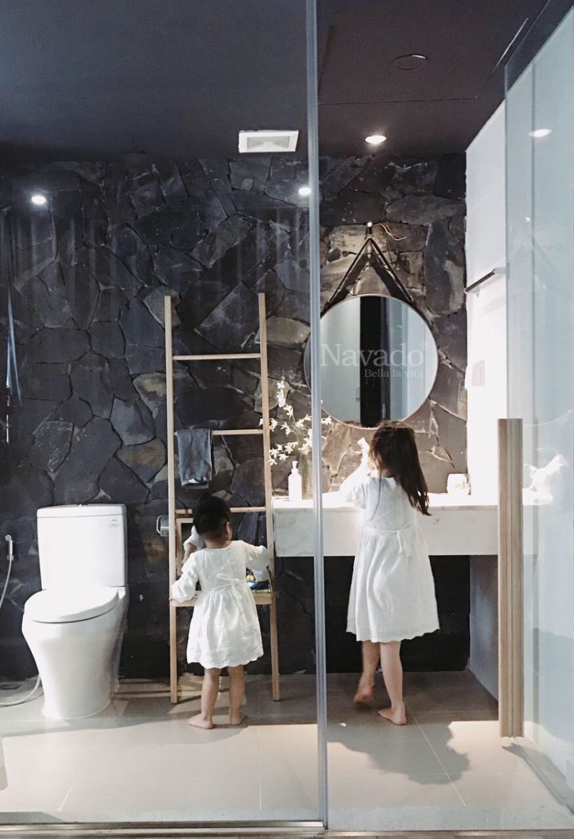 Decorative round mirror for bathroom wall