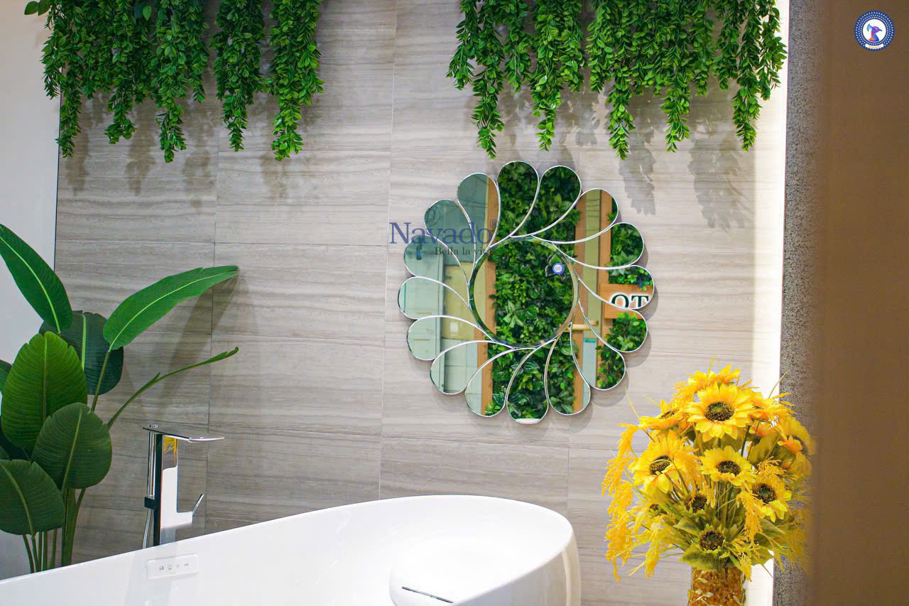 Hand-polished round bathroom mirror with beveled edges