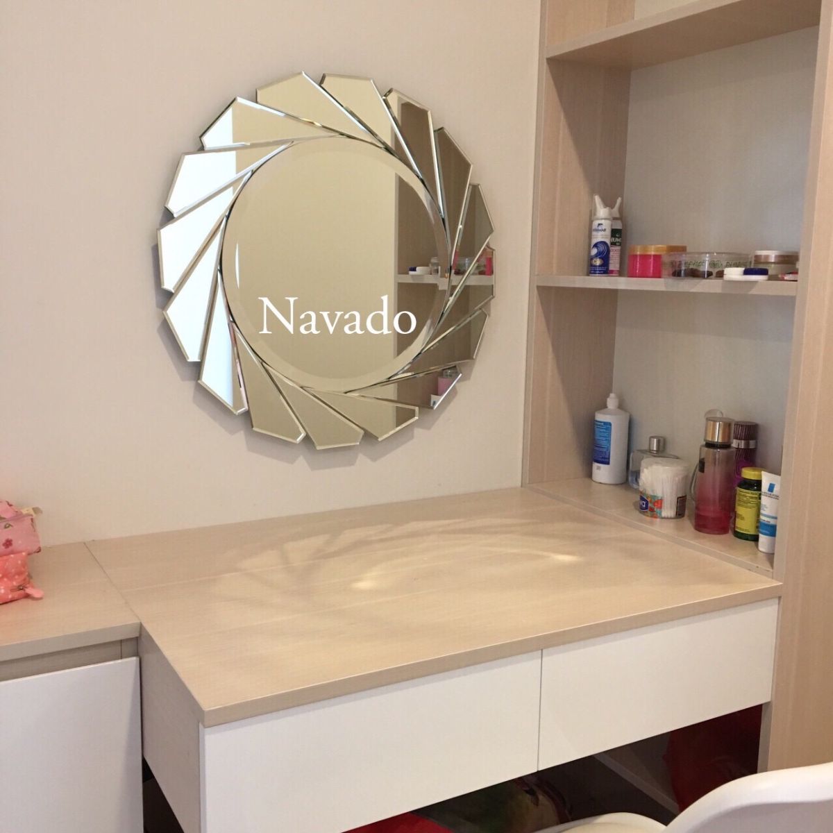 Round wall-mounted makeup mirror