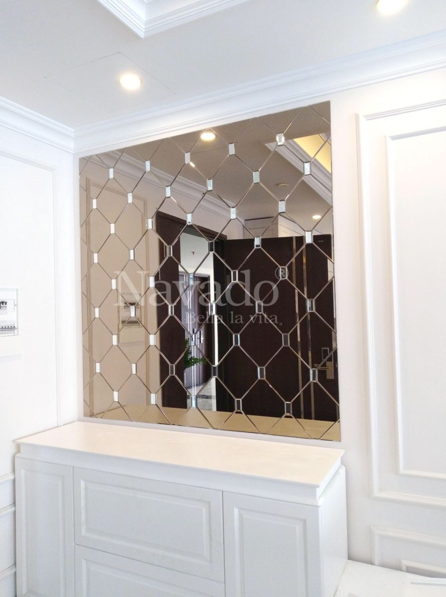 Decorative wall mirror